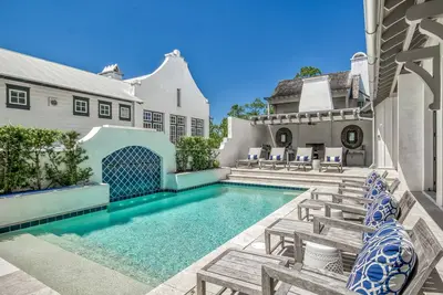 Image de Maison de luxe! Piscine privée et cour! Vélos gratuits / Fitness / Tennis!