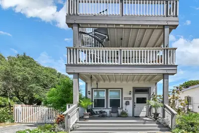 Image de Pelican Point - Just steps away from the Seawall!