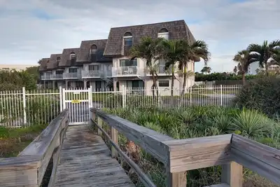 Image de Vous l'avez trouvé! Cocoa Beach by The Pier - 2 chambres, 2 salles de bains de style maison de ville