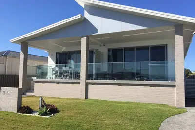 Image de Swansea Lakeside Retreat est une grande propriété sur les rives du lac Macquarie