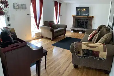 Image de Remise spéciale sur les minutes immaculées de la maison au centre-ville. WiFi, smart tv, Hulu