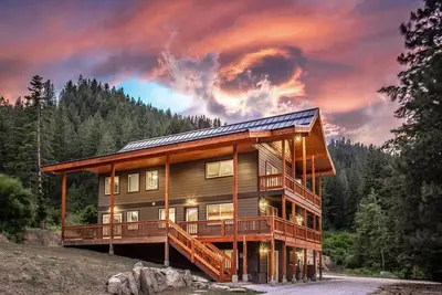 Image de Vivre en cabine de luxe moderne! 4 chambres / 4 bains, bain Ă remous, 5 acres, 15 min Ă Lvnwrth