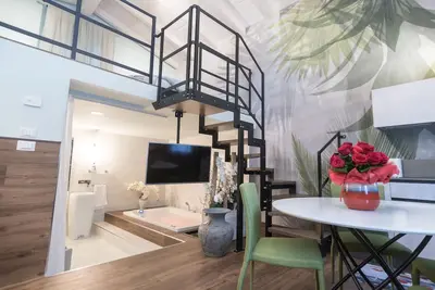 Image de Suite avec jacuzzi et piscine Ă Assise