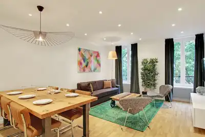 Image de A Chic 2-Bdr in the Champs Elysées