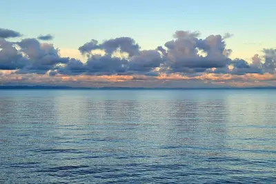 Image de Maison récemment rénovée sur 255 pieds du lac Supérieur!