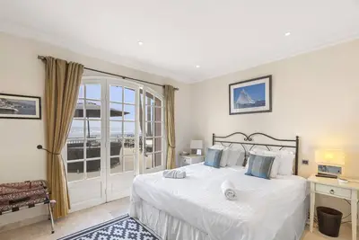 Image de Villa avec 6 chambres et vue sur la mer près de Cannes, Provence-Côte d'Azur, France