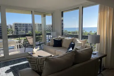 Image de Condo avec vue sur la mer et accès à la plage