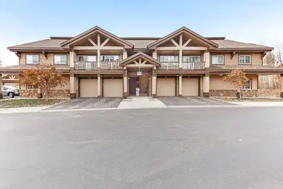 Image de Condo de montagne avec cuisine complète, foyer, terrasse et barbecue à gaz - près du ski