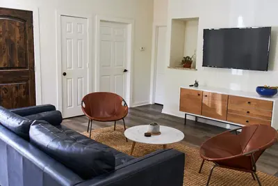 Image de Bungalow Mod Mid-Century dans un Pays Colline Calme