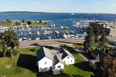 Image de Vues magnifiques sur la marina dans cette ferme entièrement rénovée!