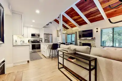 Image de Deluxe rénové 2 chambres, Loft, 3 salles de bains Condo près de Eagle
