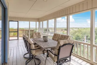 Image de Maison privée directement en bord de mer avec vue imprenable, grand porche filtré face à l'océan