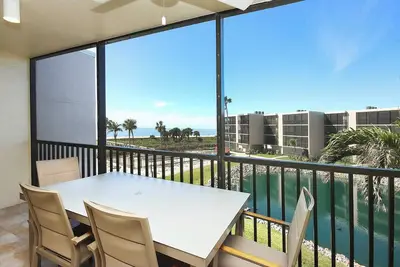 Image de Beau cadre de style complexe avec restaurant / bar de piscine / tennis / pickleball / spa et plus