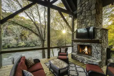 Image de Beautiful Riverside Rustic Lodge