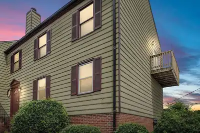 Image de Downtown Condo au coeur de la vieille ville de Fredericksburg. Sois proche de tout!