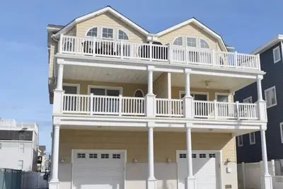 Image de Ocean Views! Only two homes off the beach