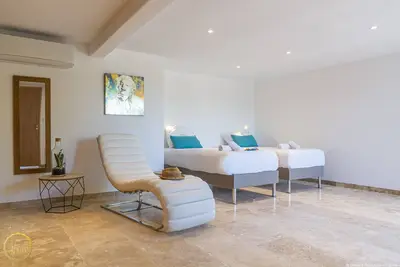 Image de Gîte de charme avec terrasse panoramique et piscine commune- Vallée Des Baux