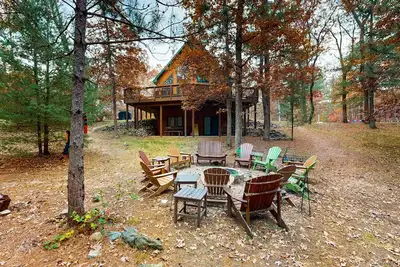 Image de Superbe maison avec quais partagés et accès au lac - terrasse spacieuse et foyer!