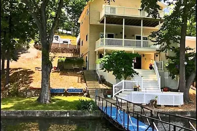 Image de Grande maison au bord du lac! À seulement 12 pas du lac!