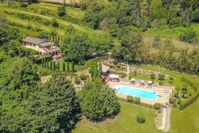Image de Villa à la campagne avec une vue imprenable à seulement 2 klms de la grande ville florissante.