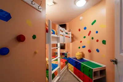Image de 2019 Renovation Plus Lego Thème Bunkroom ~ Tout ce dont nous avons besoin c'est Vous!