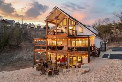 Le fabuleux château nord: Lakeview, 7 suites king + 2 chambres superposées, 10 salles de bains