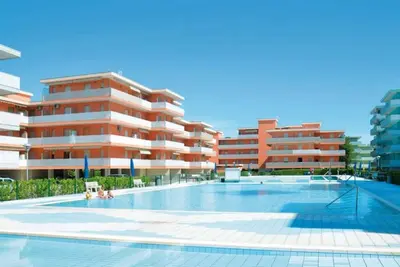 Image de Appartement de vacances avec climatisation, balcon et piscine