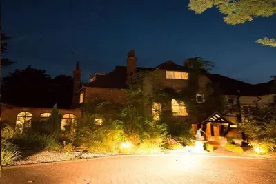 Image de Maison de campagne luxueuse avec piscine intérieure
