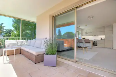 Image de Modern Family Home 5 min to Beach +Pool +Garage.