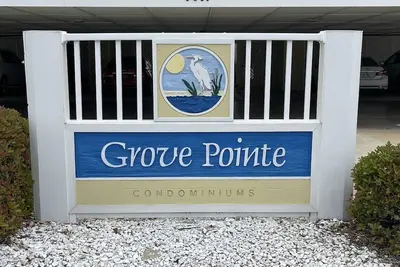 Image de Condo récemment rénové avec vue sur l'océan situé sur la deuxième rangée