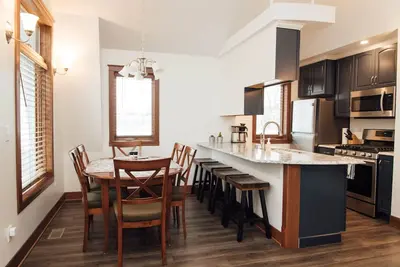 Image de Kingfield, Minneapolis; 6 personnes; Nouvelle construction, 3 miles du centre ville