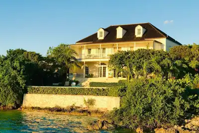 Image de Wind Whistle Harbour Villa- une maison de style véranda classique de 2, 5 étages des Bahamas.