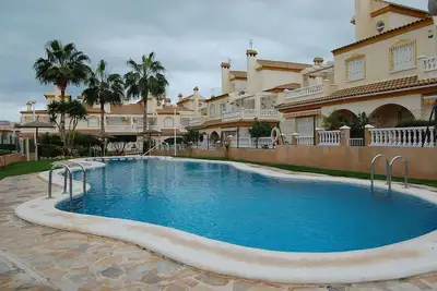 Image de Maison de ville de 3 chambres, jardin privé, à 20 pieds de la piscine commune, parfait
