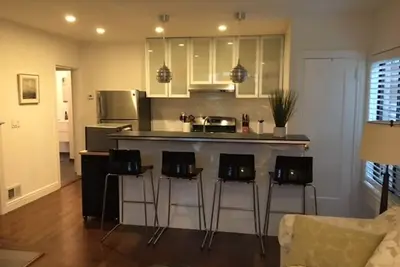 Image de 2br rénové au centre-ville de San Mateo