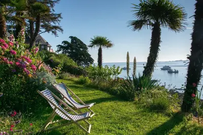 Image de L'îlot de Lancelot, vue mer et  pieds dans l'eau