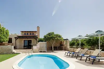 Image de Cozy Villa w\/ Private Pool & Seaview only 500m from the sea