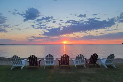 Image de Belle plage de sable, spacieuse maison du lac, couchers de soleil incroyables! 107 'de rivage sablonneux