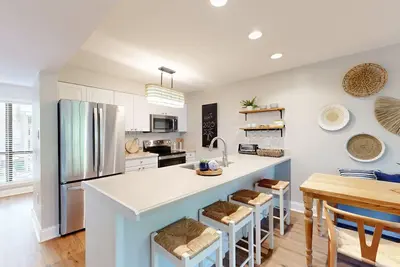 Image de Condo au premier étage mis à jour près de la plage!