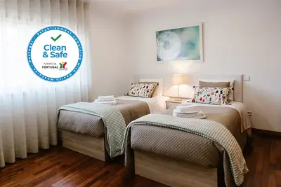 Image de Appartement pour les familles dans la ville avec terrasse, WiFi, climatisation, etc.