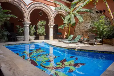 Prenez le soleil au bord de la piscine d'une villa exceptionnelle