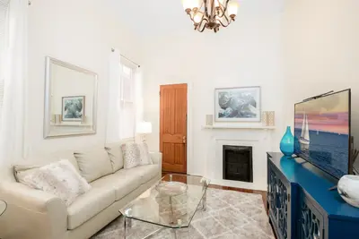 Image de Pershing Suite - Beautiful Uptown New Orleans Near St. Ligne de voitures de la rue Charles