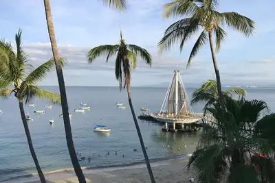 Image de Nouvelle Liste! Condo en bord de mer entièrement rénové sur la plage de Los Muertos.