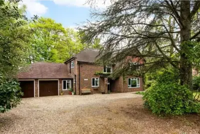 Image de Maison de luxe de 5 chambres, Ă 3 min Ă pied de Fleet, Hampshire centre. Promenades Ă la campagne, pubs.