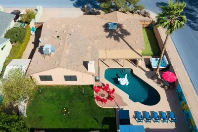 Image de Nouveau! ! Juste rénové! Détendez-vous, profitez en famille et entre amis. Piscine chaufee!