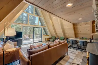Image de Foyer au bois confortable, avec grande terrasse et salle de jeux avec table de billard