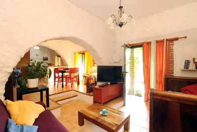 Gîte de caractère, belles voutes en pierre, piscine