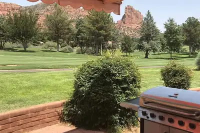 Image de Grande maison pour les golfeurs sur le 3e green du parcours de golf Oak Creek Glenbar - S010