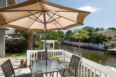 Image de Commencez vos vacances tropicales en séjournant dans ce magnifique condo au bord de l'eau situé à quelques minutes de Boca Grande et de Stump Pass à Englewood, en Floride!