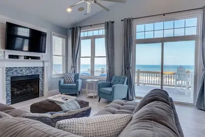 Image de Magnifique front de mer privé entièrement rénové avec bain à remous pour 12 personnes