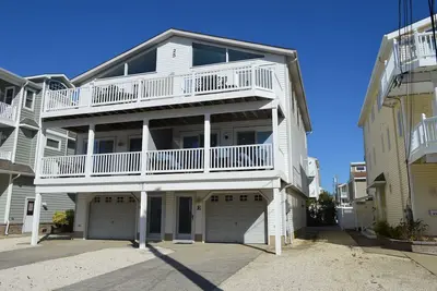 Image de Spacious Beach Block townhome. . 2 large front decks with ocean views and a short distance to the beach make this a great vacation home.